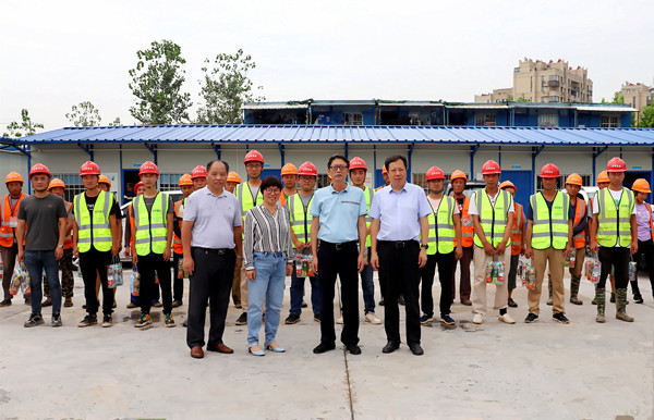 爱游戏平台_爱游戏（中国）集团开展“高温送清凉”慰问活动